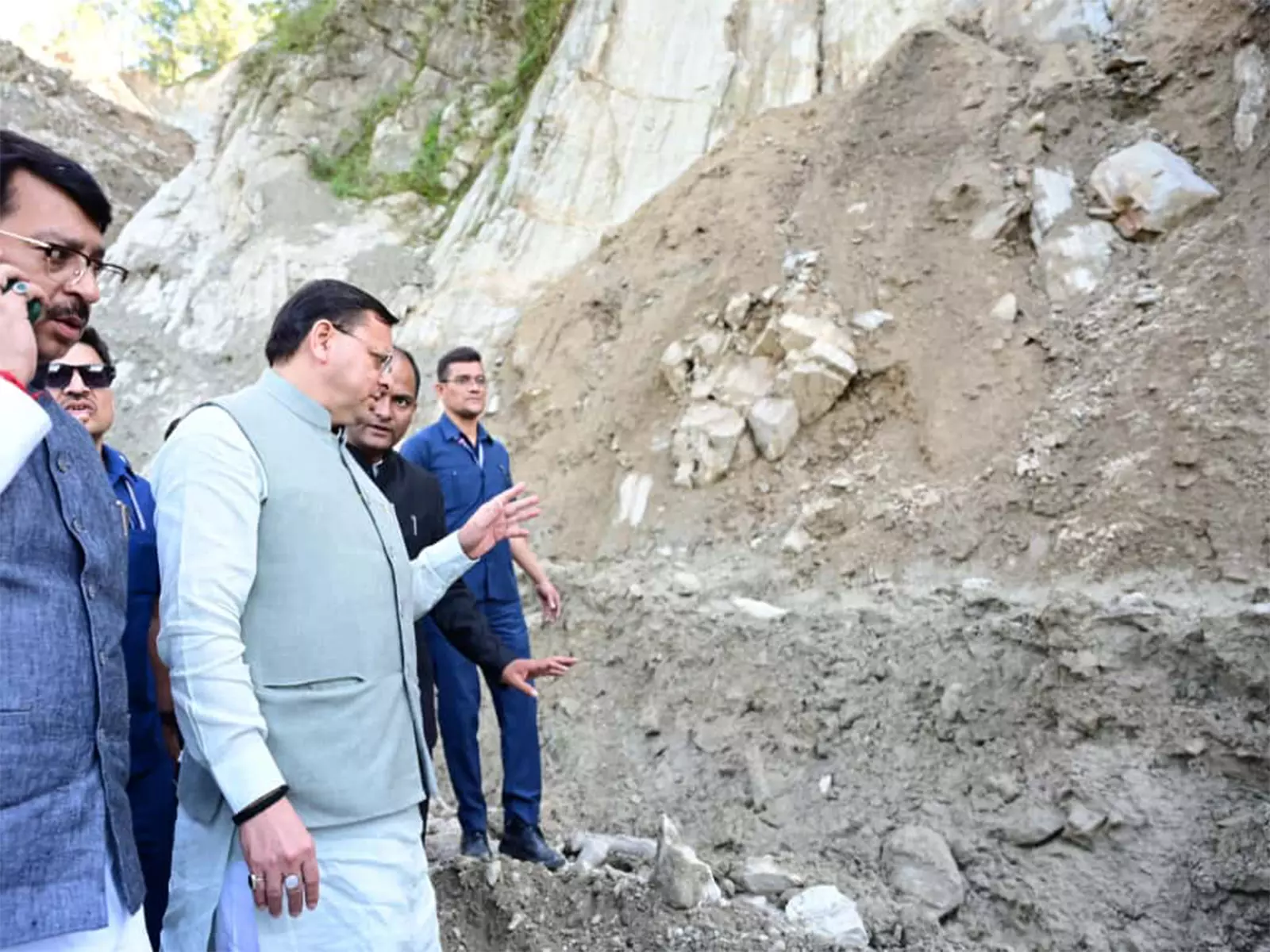 CM धामी ने चंपावत में टनकपुर एनएच पर स्वाला डेंजर जोन का स्थलीय निरीक्षण किया CM धामी ने चंपावत में टनकपुर एनएच पर स्वाला डेंजर जोन का स्थलीय निरीक्षण किया
