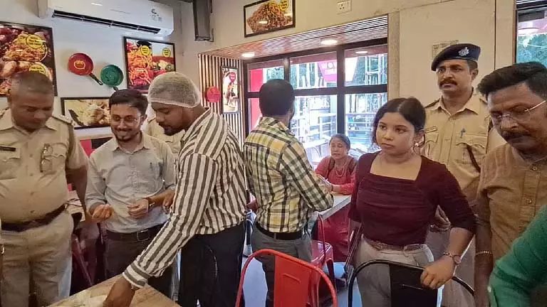 क्या खाने की गुणवत्ता ठीक है? सिलीगुड़ी में कई खाने-पीने की दुकानों पर छापे क्या खाने की गुणवत्ता ठीक है? सिलीगुड़ी में कई खाने-पीने की दुकानों पर छापे