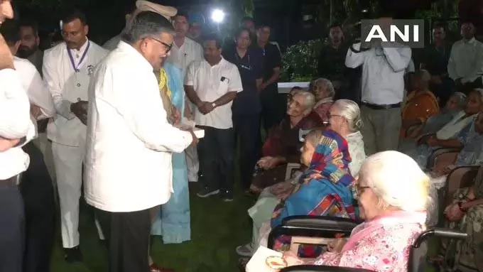 राज्यपाल गुलाब चंद कटारिया ने वरिष्ठ नागरिक गृह का दौरा कर दीवाली से पहले बांटे मिठाइयाँ राज्यपाल गुलाब चंद कटारिया ने वरिष्ठ नागरिक गृह का दौरा कर दीवाली से पहले बांटे मिठाइयाँ