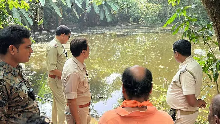 नारियल तोड़ने की घटना के बाद मठ के तालाब में वृद्ध का शव मिला नारियल तोड़ने की घटना के बाद मठ के तालाब में वृद्ध का शव मिला