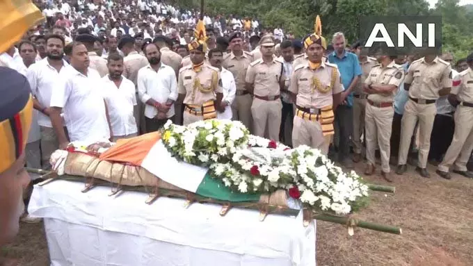पूर्व मुख्यमंत्री और मंत्री रवि नायक का राजकीय सम्मान के साथ अंतिम संस्कार पूर्व मुख्यमंत्री और मंत्री रवि नायक का राजकीय सम्मान के साथ अंतिम संस्कार