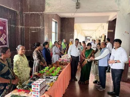 दीपावली मेला स्टॉल: स्वसहायता समूहों की महिला सदस्यों ने प्रदर्शित की आत्मनिर्भरता की मिसाल दीपावली मेला स्टॉल: स्वसहायता समूहों की महिला सदस्यों ने प्रदर्शित की आत्मनिर्भरता की मिसाल