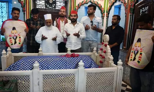 दरगाह में प्रेमानंद महाराज के लिए मांगी गई दुआ, चादर चढ़ाई गई दरगाह में प्रेमानंद महाराज के लिए मांगी गई दुआ, चादर चढ़ाई गई