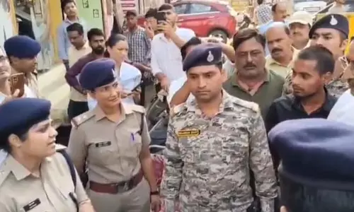 पुलिस अफसर हिना खान ने लगाया जय श्री राम का नारा, सड़क में वकील कर रहे थे बहस