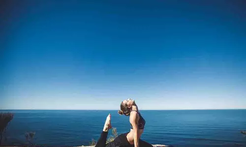 Yoga Tips: आज से ही वजन कम करने के लिए इन योग आसनों से करें शुरुआत