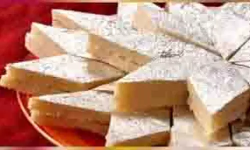 Kaju Katli: यह स्वादिष्ट मिठाई सिर्फ़ तीन सामग्रियों से बनाई जा सकती है