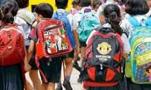 सीआरवाई, जेकेएएसडब्ल्यू ने हाजिन के बाढ़ प्रभावित स्कूलों को दी शिक्षा सहायता