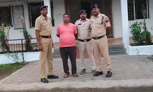कांकेर से फर्जी अधिकारी गिरफ्तार, बेरोजगारों को लगाया 45 लाख का चूना कांकेर से फर्जी अधिकारी गिरफ्तार, बेरोजगारों को लगाया 45 लाख का चूना