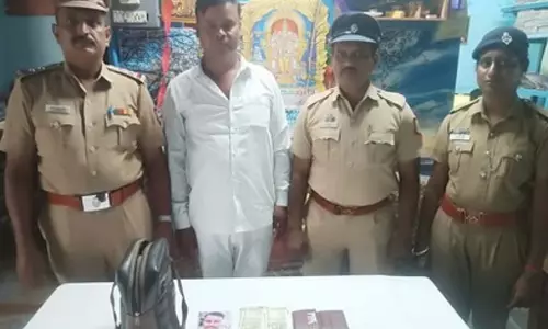 ट्रेन यात्रियों से धोखाधड़ी करने और पैसे ऐंठने के आरोप में नकली टिकट इंस्पेक्टर गिरफ्तार