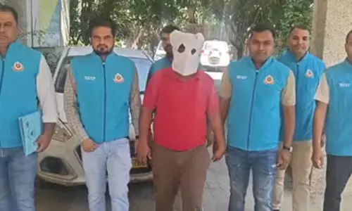 शराब तस्कर गिरफ्तार, 2000 क्वार्टर शराब और कार जब्त