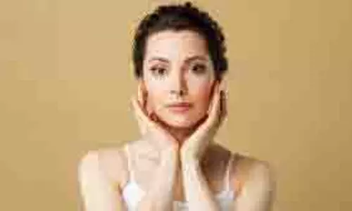 Glowing Skin Tips: हर मौसम में चमकती त्वचा चाहिए? अपनाएं ये 6 नेचुरल स्किन केयर रूटीन