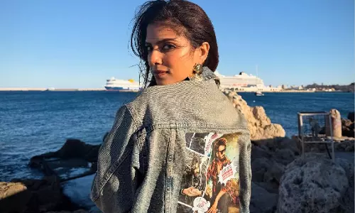 Malavika Mohanan ने ग्रीस से शेयर की नई तस्वीरें, दिखा स्टाइलिश स्पोर्ट्स अवतार