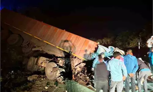 Damoh:हादसा,पत्थरों से भरा ट्रक पलटा, क्लीनर की दबकर मौत Damoh:हादसा,पत्थरों से भरा ट्रक पलटा, क्लीनर की दबकर मौत