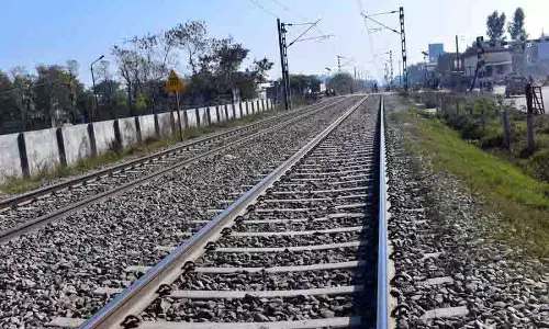 Phagwara में रेल की पटरियों के पास बैठा व्यक्ति ट्रेन की चपेट में आने से घायल