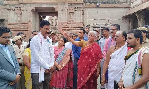 केंद्रीय वित्त मंत्री निर्मला सीतारमण ने हम्पी विरुपाक्ष मंदिर का दौरा किया केंद्रीय वित्त मंत्री निर्मला सीतारमण ने हम्पी विरुपाक्ष मंदिर का दौरा किया