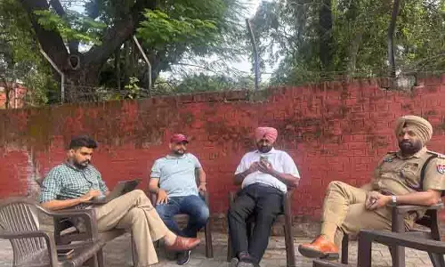 Punjab के 200 पुलिसकर्मी रात भर थाने के बाहर इंतज़ार, चंडीगढ़ पुलिस अंदर उनकी सुरक्षा में तैनात रही Punjab के 200 पुलिसकर्मी रात भर थाने के बाहर इंतज़ार, चंडीगढ़ पुलिस अंदर उनकी सुरक्षा में तैनात रही