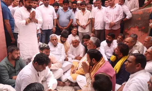 Haryana के मुख्यमंत्री नायब सैनी ने रोहतक में मृतक एएसआई संदीप लाठर के परिवार से मुलाकात की Haryana के मुख्यमंत्री नायब सैनी ने रोहतक में मृतक एएसआई संदीप लाठर के परिवार से मुलाकात की
