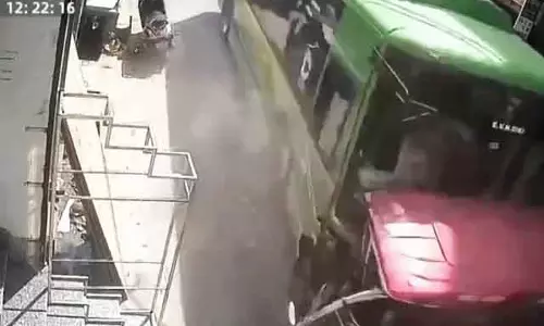 पूर्वी दिल्ली: DTC बस की टक्कर में 8 वर्षीय बच्चा सहित 4 घायल