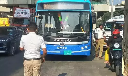BMTC बस खराब हो गई; ट्रैफ़िक बाधित BMTC बस खराब हो गई; ट्रैफ़िक बाधित