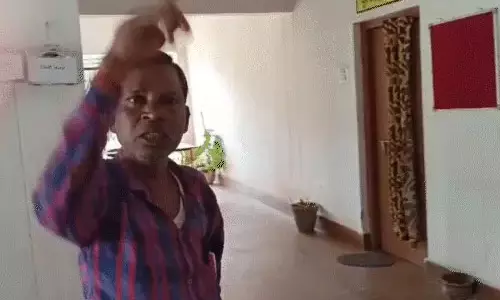 एक के बाद एक क्लासों में घुसकर गाली देने लगा शराबी टीचर, सस्पेंड एक के बाद एक क्लासों में घुसकर गाली देने लगा शराबी टीचर, सस्पेंड
