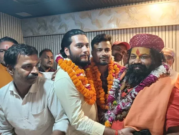 Farrukhabad: प्रतिष्ठान पर महंत राजू दास का हृदयस्पर्शी स्वागत