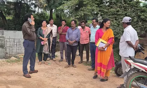 Shidalghatta : जिला कलेक्टर रविंद्र ने राज नहर के मरम्मत कार्य का निरीक्षण किया