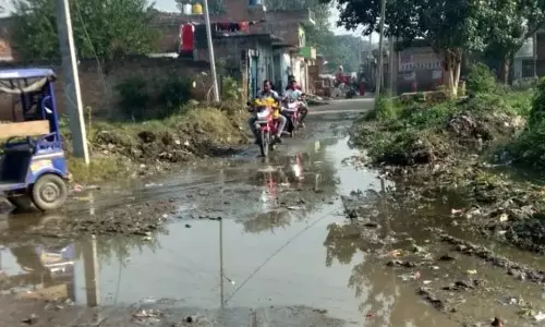 Farrukhabad: गांधीनगर वार्ड 14 में सड़कों पर पानी भरने से लोगों को दिक्कत