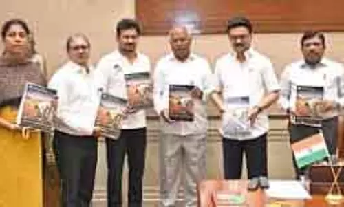 उदयनिधि ने प्रमुख योजनाओं पर एसपीसी रिपोर्ट मुख्यमंत्री को सौंपी उदयनिधि ने प्रमुख योजनाओं पर एसपीसी रिपोर्ट मुख्यमंत्री को सौंपी
