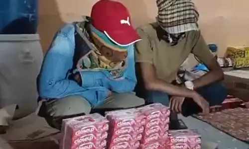 नकली टूथपेस्ट और ईनो बनाने वाली फैक्ट्री का खुलासा, लाखों का सामान जब्त नकली टूथपेस्ट और ईनो बनाने वाली फैक्ट्री का खुलासा, लाखों का सामान जब्त