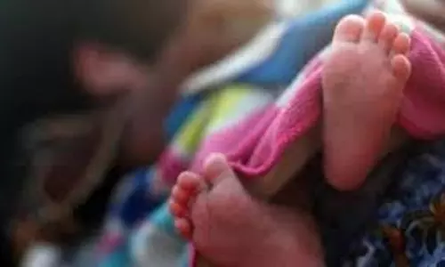 Palwal: सड़क पर प्रसव, इलाज न मिलने से महिला-शिशु की मौत