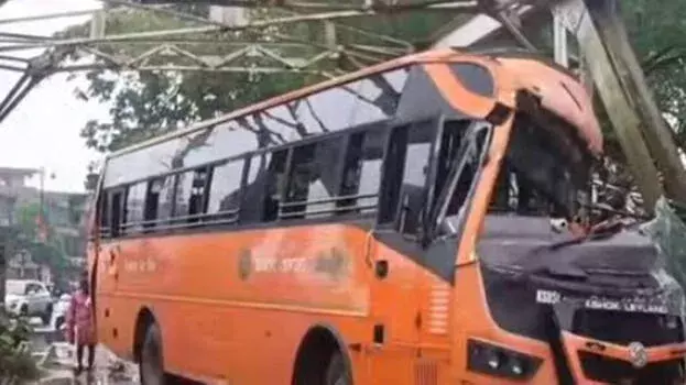 kerala: KSRTC की स्विफ्ट बस इरिट्टी में पुल से टकराई; आठ लोग घायल