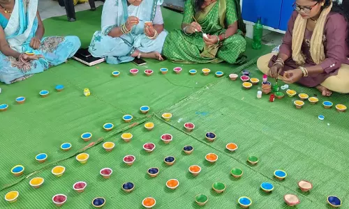 दीयों और पूजा सामग्री के बिक्री से समूह की महिलाएं हो रही समृद्ध