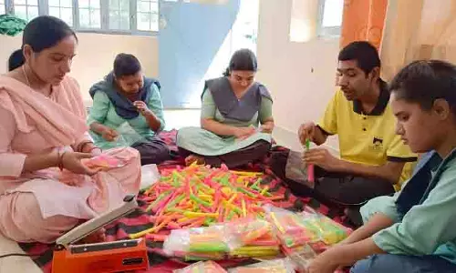 Jalandhar: दिव्यांग बच्चों ने मोमबत्तियों और दीयों से दिवाली को रोशन किया