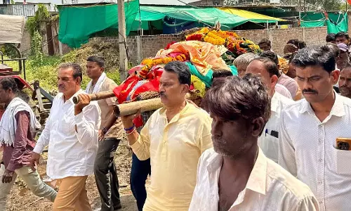 ट्रैक्टर-ट्रॉली एक्सीडेंट में मारे गए लोगों का अंतिम संस्कार हुआ; मंत्री अंतिम संस्कार में शामिल हुए ट्रैक्टर-ट्रॉली एक्सीडेंट में मारे गए लोगों का अंतिम संस्कार हुआ; मंत्री अंतिम संस्कार में शामिल हुए