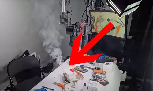 OMG! महंगे स्मार्टफोन में आग लगने का LIVE वीडियो