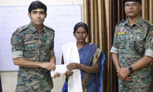 कोंडागांव में महिला नक्सली ने किया सरेंडर कोंडागांव में महिला नक्सली ने किया सरेंडर
