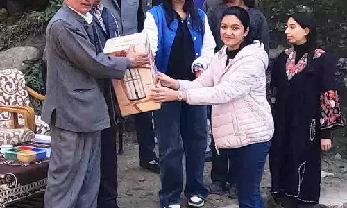 Himachal: बारिश से राहत, ट्रस्ट बाढ़ प्रभावित स्कूल में धूप लेकर आया