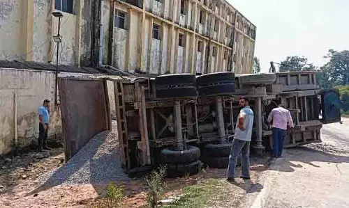 NH-7 पर ट्रक पलटने से यातायात प्रभावित NH-7 पर ट्रक पलटने से यातायात प्रभावित