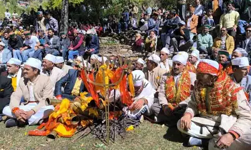विरासत को अपनाते हुए, Pangi के लोग सर्दियों का स्वागत जीवंत फुल्यात उत्सव के साथ करते हैं