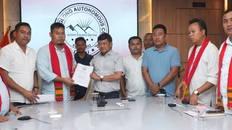 कार्बी संगठनों ने तपत घटना और Assam-मेघालय सीमा मुद्दों पर सीईएम को ज्ञापन सौंपा कार्बी संगठनों ने तपत घटना और Assam-मेघालय सीमा मुद्दों पर सीईएम को ज्ञापन सौंपा