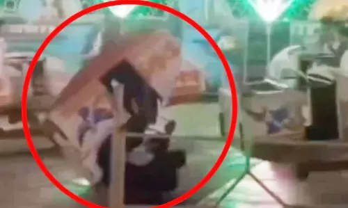 मीना बाजार में हादसा, ब्रेक डांस झूले से गिरा युवक मीना बाजार में हादसा, ब्रेक डांस झूले से गिरा युवक