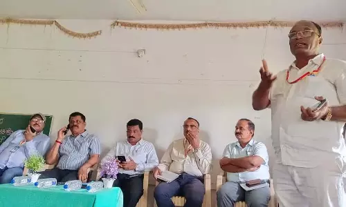 Chikkodi : दिवाली के दौरान सर्वे के काम से छूट देने की रिक्वेस्ट Chikkodi : दिवाली के दौरान सर्वे के काम से छूट देने की रिक्वेस्ट