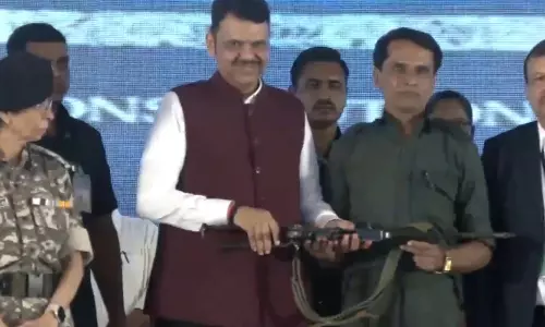 Maharashtra में नक्सल कमांडर मल्लोजुला वेणुगोपाल राव समेत 60 नक्सलियों ने किया आत्मसमर्पण Maharashtra में नक्सल कमांडर मल्लोजुला वेणुगोपाल राव समेत 60 नक्सलियों ने किया आत्मसमर्पण