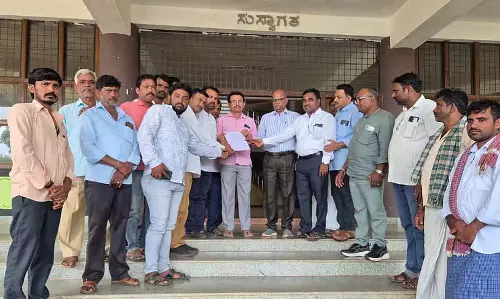 Haveri : मूर्ति तोड़ने पर जिला कलेक्टर के ऑफिस के सामने विरोध प्रदर्शन