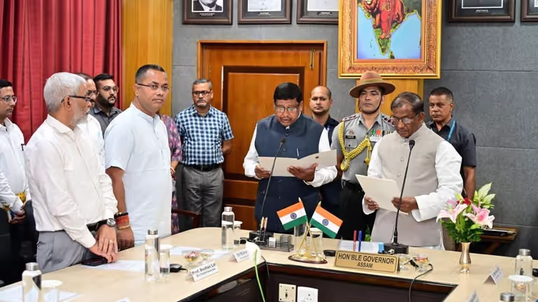 Assam पशु चिकित्सा एवं मत्स्य विश्वविद्यालय के पहले कुलपति के रूप में शपथ ली Assam पशु चिकित्सा एवं मत्स्य विश्वविद्यालय के पहले कुलपति के रूप में शपथ ली