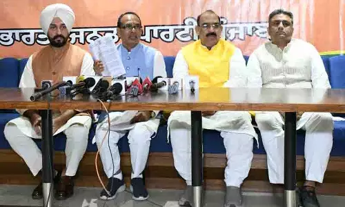 पंजाब सरकार प्राकृतिक आपदा पर राजनीति कर रही है: Chauhan पंजाब सरकार प्राकृतिक आपदा पर राजनीति कर रही है: Chauhan