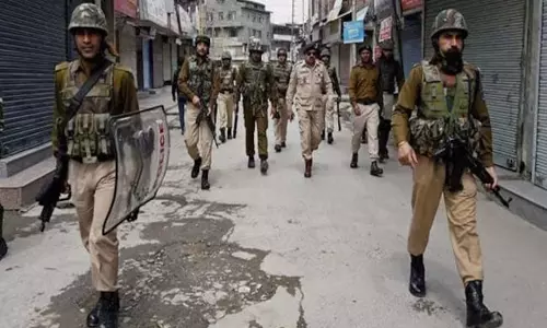 Srinagar: पुलिस ने आतंकवाद रोकने के लिए कई जगह छापेमारी की Srinagar: पुलिस ने आतंकवाद रोकने के लिए कई जगह छापेमारी की