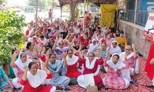 Punjab: आंगनवाड़ी कार्यकर्ताओं ने सहकर्मी की बर्खास्तगी का विरोध किया Punjab: आंगनवाड़ी कार्यकर्ताओं ने सहकर्मी की बर्खास्तगी का विरोध किया