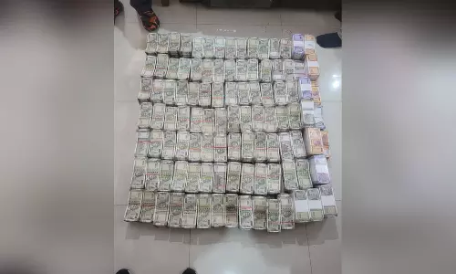 CBI ने कार्यकारी निदेशक को रिश्वत लेते रंगे हाथ पकड़ा, 2.62 करोड़ रुपए बरामद CBI ने कार्यकारी निदेशक को रिश्वत लेते रंगे हाथ पकड़ा, 2.62 करोड़ रुपए बरामद