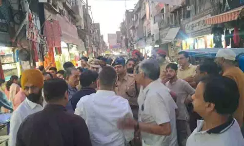 त्योहारी सीजन, यातायात जाम कम करने के लिए ACP ने व्यापारियों से की मुलाकात